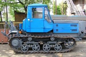 Tractor de orugas T-150: características y características generales.