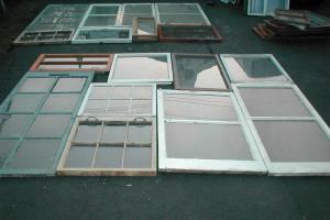 Segunda vida para materiales viejos: invernaderos hechos con marcos de ventanas