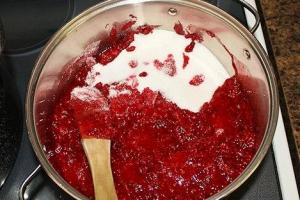 Raspberry jam for the winter: a simple recipe without cooking and only five minutes