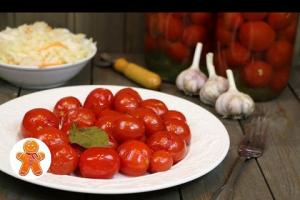 Recetas de conservas caseras: encurtido dulce de tomates para el invierno.