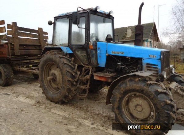 Traktory MTZ 1221 jsou široce používány v mnoha odvětvích hospodářství